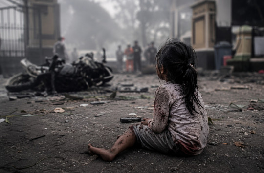 Anak yang Selamat dari Ledakan Orang Tuanya, Lalu Mewarisi Luka